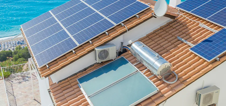 tetto con pannelli solari fotovoltaici e pannelli solari termici posti gli uni accanto agli altri