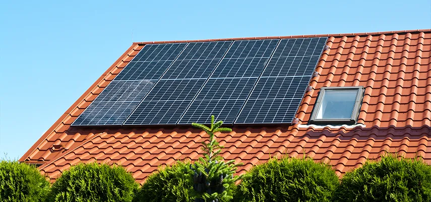 tetto con installati molti pannelli solari fotovoltaici