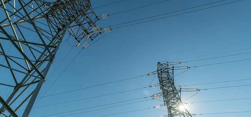 tralicci dell'elettricità visti dal basso