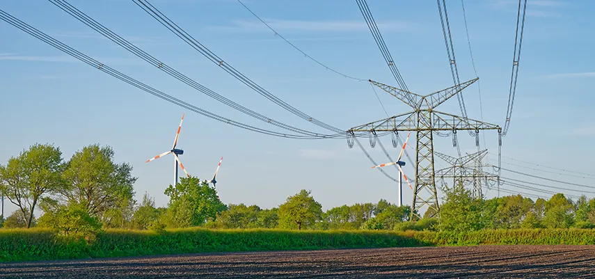 traliccio che trasporta energia elettrica