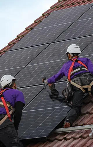 operai specializzati che installano pannelli fotovoltaici su un tetto