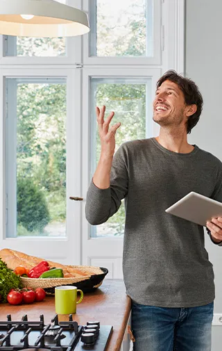 uomo felice per aver effettuato la voltura luce e gas del proprio appartamento